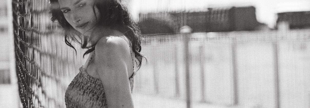 DOGMA 95 Deauville Trouville Peter Lindbergh Lars von Trier Andreas Gerhardt deutscher Fotograf Modefotografie Frau am Strand Netz Blick Augen Hände sw Analog