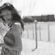 DOGMA 95 Deauville Trouville Peter Lindbergh Lars von Trier Andreas Gerhardt deutscher Fotograf Modefotografie Frau am Strand Netz Blick Augen Hände sw Analog