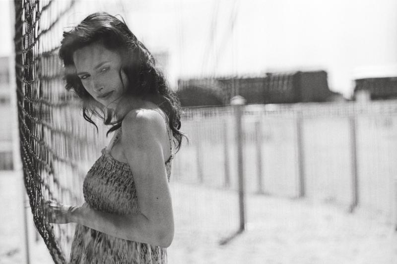 dogma95_normandie_trouville_deauville_GrandVide_Mode_LaPlage_Andreas_Gerhardt_Photographer_Tatjana_Patitz_Lindbergh_SchwarzWeiss_Analog3c_R008-009dup DOGMA 95 Deauville Trouville Peter Lindbergh Lars von Trier Andreas Gerhardt deutscher Fotograf Modefotografie Frau am Strand Netz Blick Augen Hände sw Analog